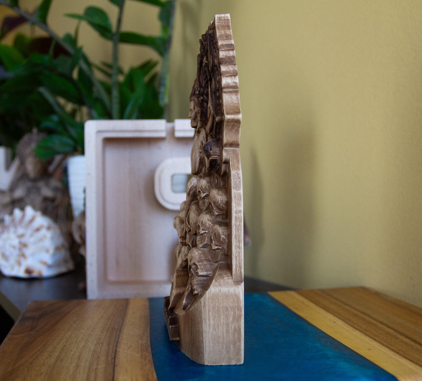Statuette en bois Chamunda Kali – Déesse hindoue de la destruction et du pouvoir sculptée à la main – Décoration d'autel unique pour la maison – Cadeau sacré 7,9 x 6,3 pouces