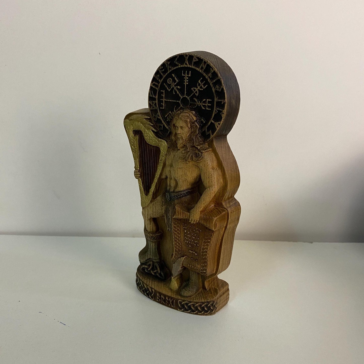 Statue de Bragi Dieux de Bragi Dieux scandinaves Dieux vikings Paganisme antique Sculpture sculptée Déesse païenne Odin Symboles runiques Mythologie nordique