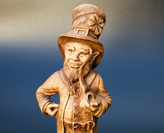 Sculpture en bois de lutin, magicien irlandais exauçant les vœux